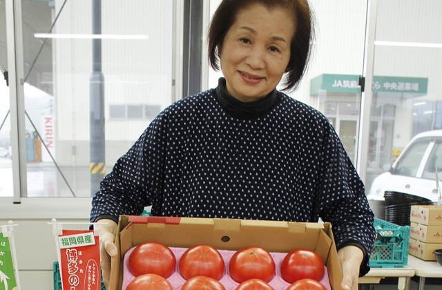 真っ赤な「博多のとまと」、産地直売所で人気！